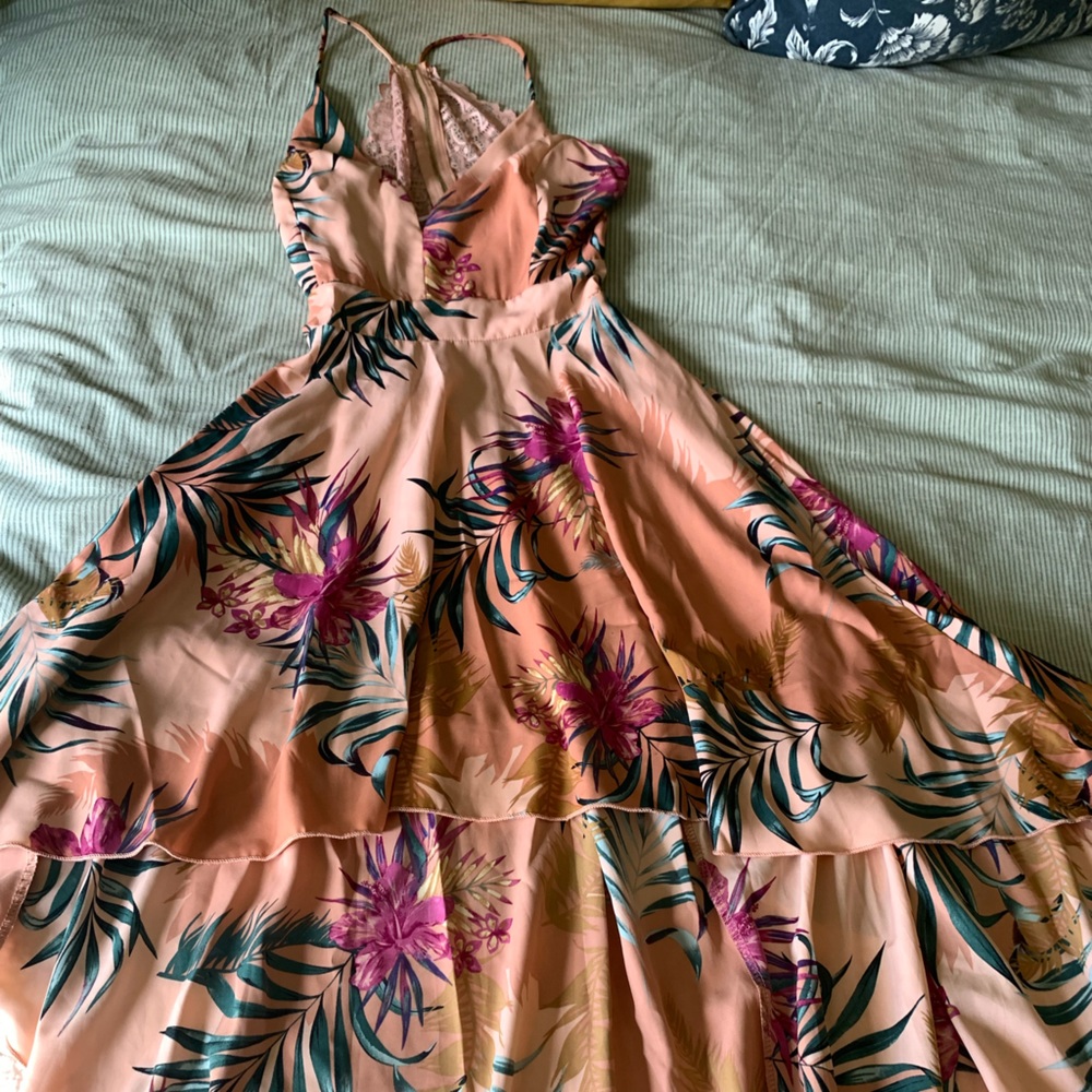 Gorgeous Windsor high low island dress with lace detail worn once Medium